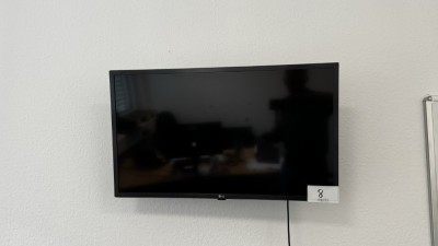1 Flachbildfernsehgerät LG, 32 Zoll mit Wandhalterung